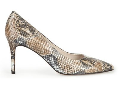 Zapato salón de piel con grabado serpiente de Purificación García